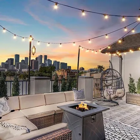 Luxury Downtown Home W Rooftop Deck In The Skyline